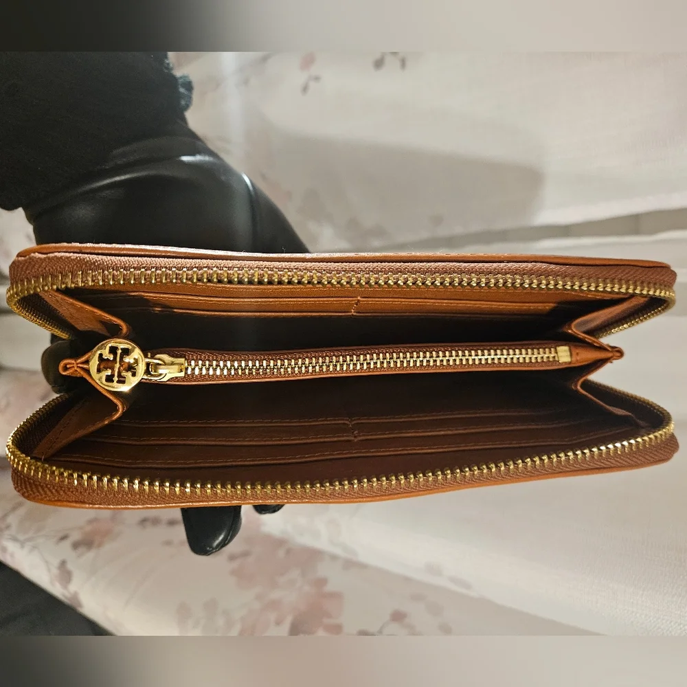 Tory Burch Leather Wallet with Gold Logo *EUC* - Picture 6 of 7
